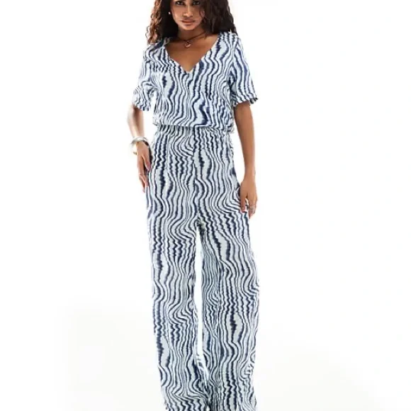 Patterned Jumpsuit - Picture 10 of 11